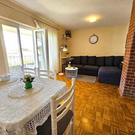 Mirko2 Mit Gemeinschaftlichem Pool By Interhome Apartman Malinska